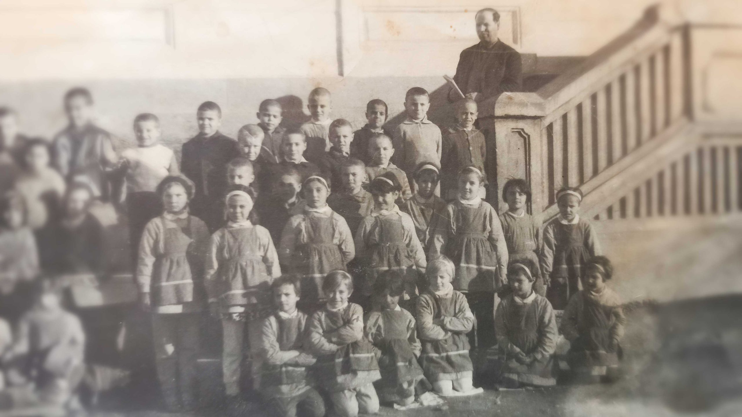 Bambini in uniforme davanti alla scuola durante gli anni ’60 in Romania – ricordi di scuola elementare tra emozione e disciplina.