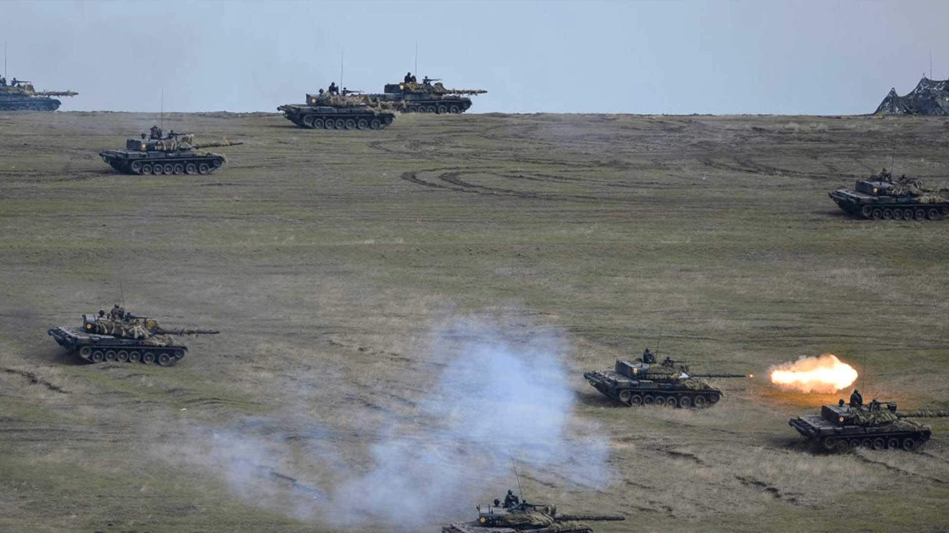 Carri armati T-55 rumeni durante un’ampia esercitazione sul campo nel sud-est della Romania, parte dell’addestramento militare in Romania negli anni ’70.