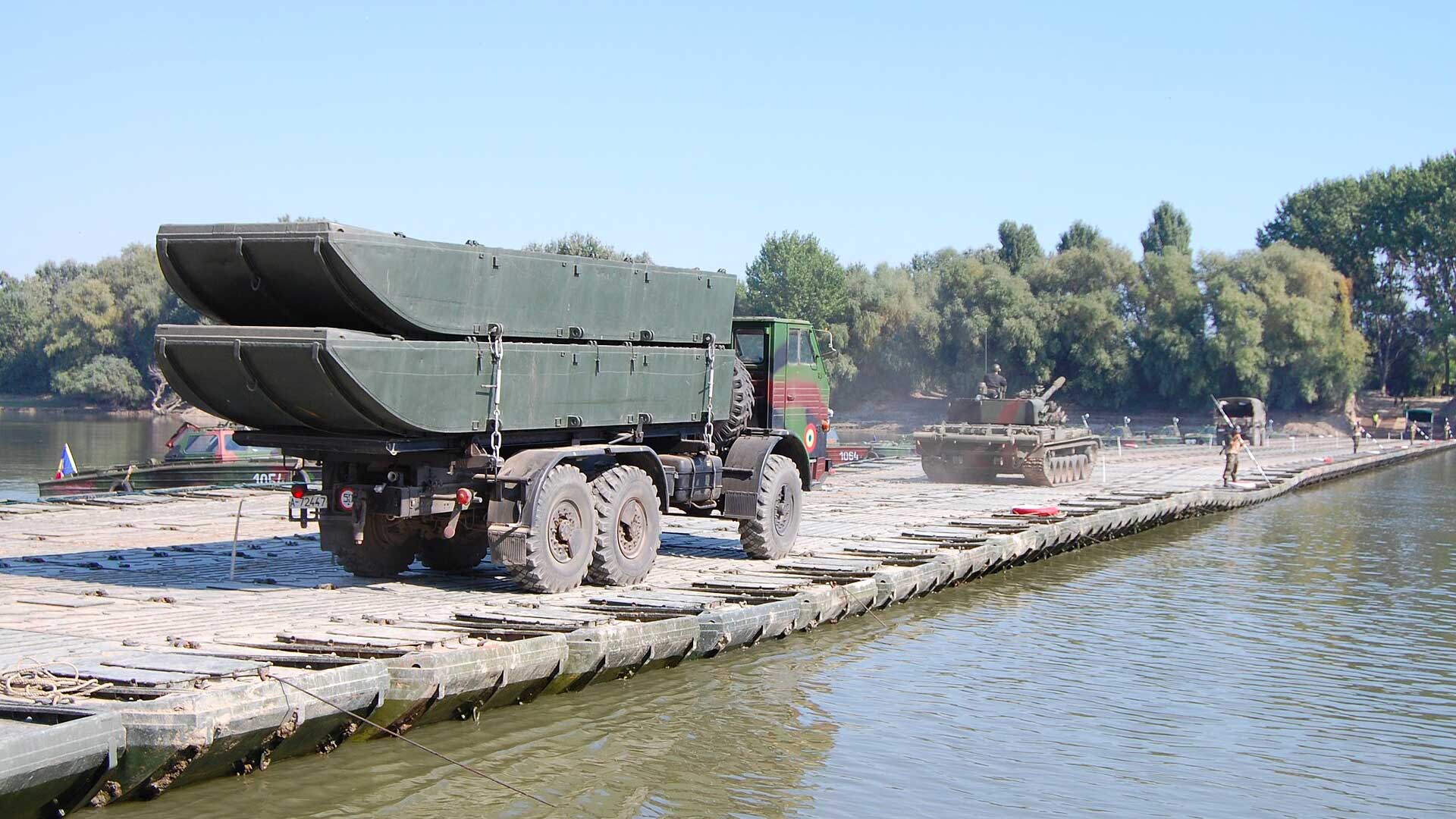 Pontone militare sul fiume Siret durante l’esperienza del servizio militare nella Romania comunista