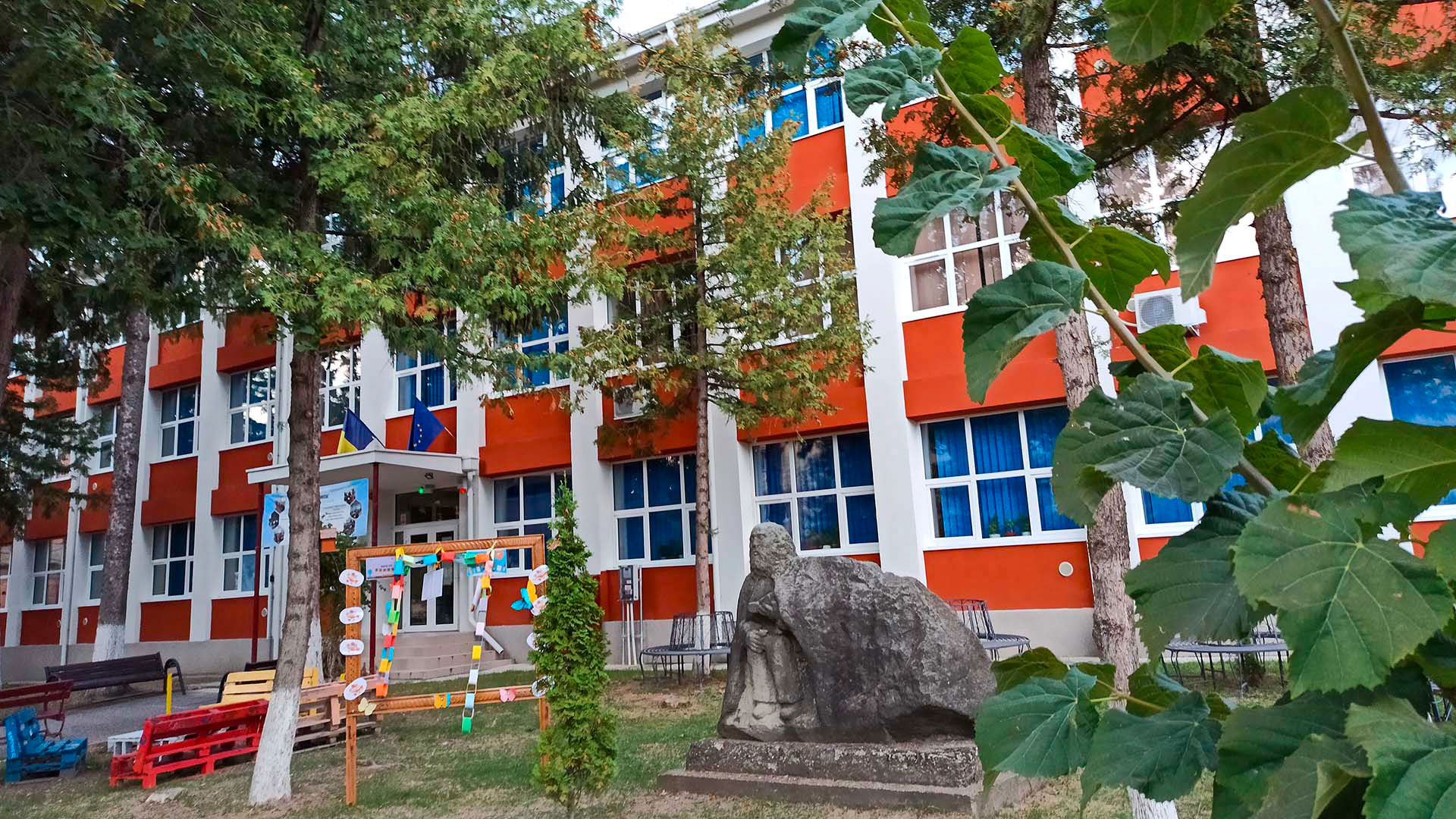 Edificio scolastico in Romania negli anni ’70, luogo simbolo degli anni di liceo in Romania durante il periodo comunista