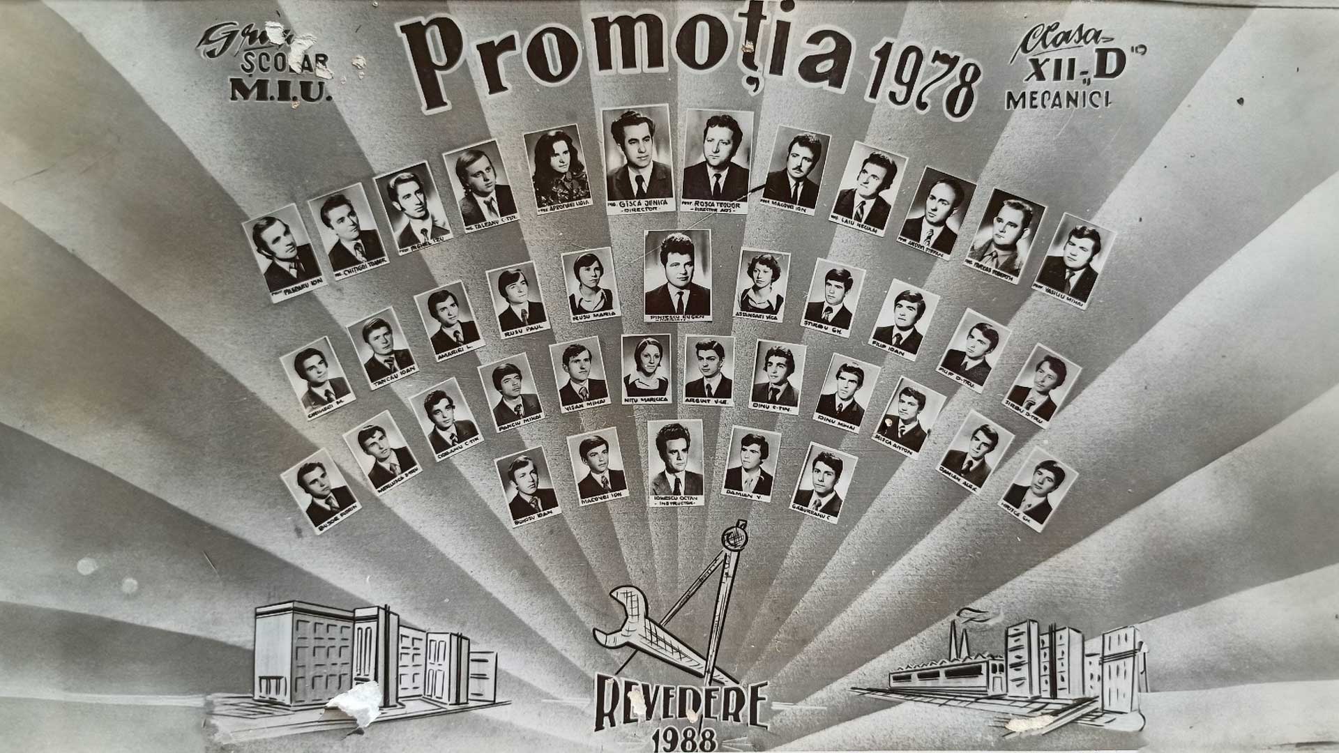 Foto di gruppo della classe con i professori negli ultimi anni di liceo in Romania, alla fine del percorso scolastico negli anni ’70.
