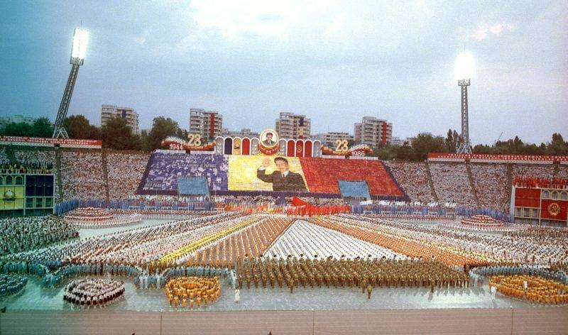Spettacolo del 23 agosto a Bucarest con ballerini e coreografie di massa, simbolo delle danze folcloristiche in Romania durante il comunismo.
