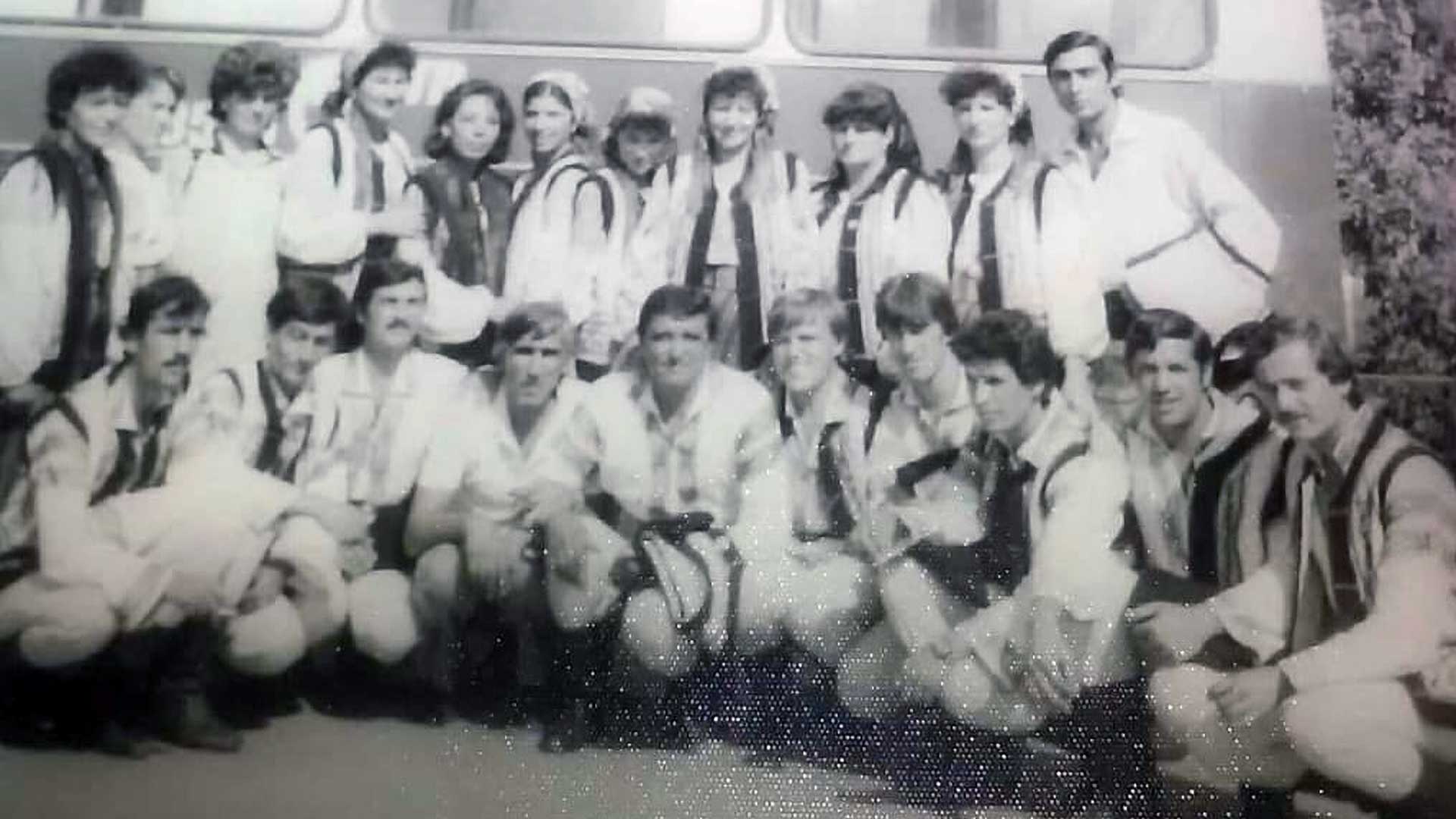 Il gruppo di danze folcloristiche di Buhuși negli anni del comunismo, simbolo della passione e della tradizione delle danze folcloristiche in Romania.