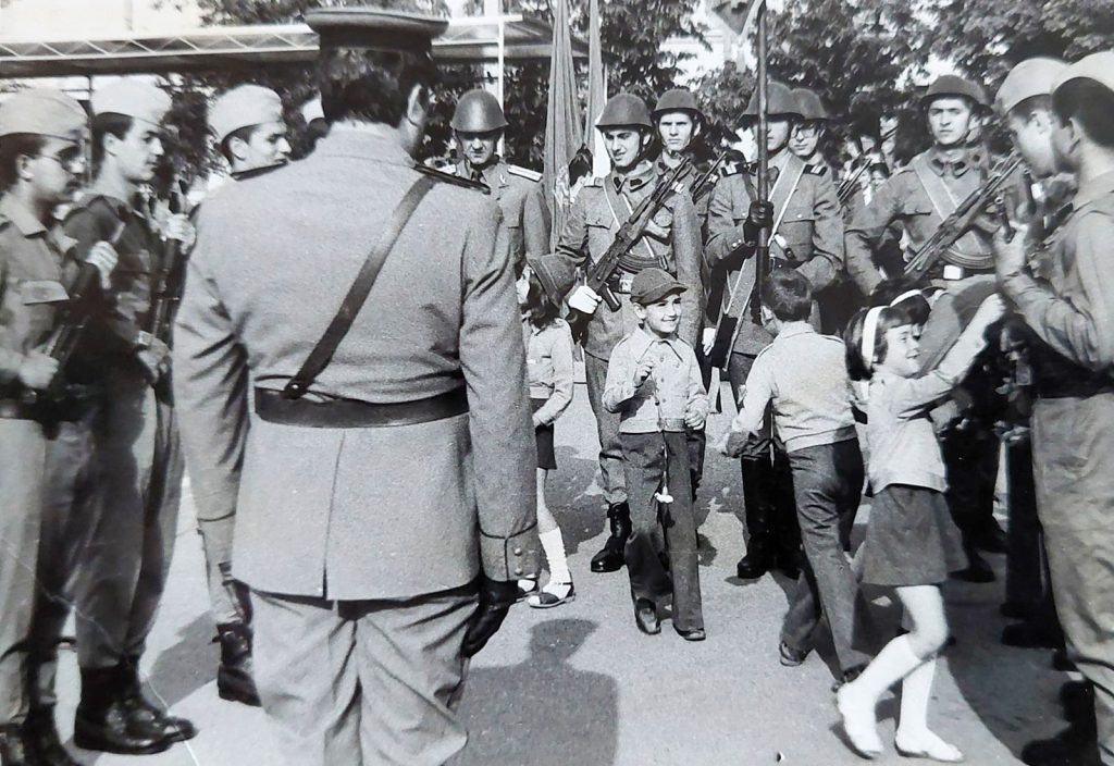 Cerimonia del giuramento militare nella Romania comunista con giovani soldati in uniforme in posizione d’attenti.