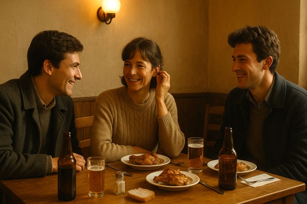Tre giovani rumeni negli anni ’80 in una trattoria bulgara, sorridono davanti a un piatto di pollo arrosto e birra durante i viaggi in Bulgaria durante il comunismo.