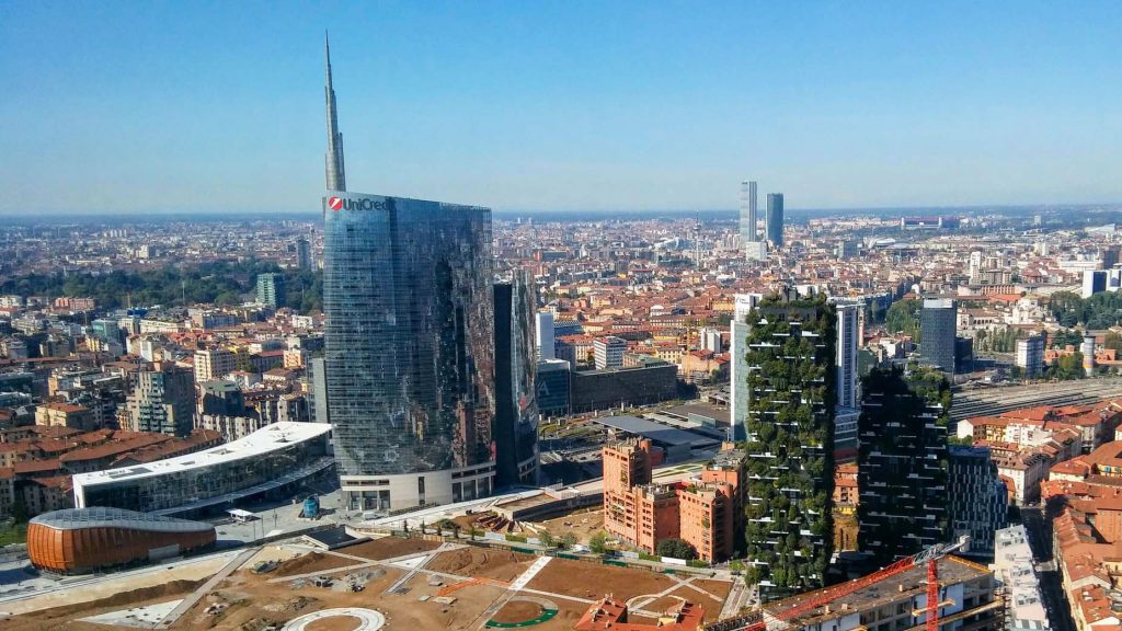 Vista panoramica della Milano moderna con grattacieli e Piazza Gae Aulenti, luogo simbolo dell’arrivo dei primi emigranti rumeni a Milano negli anni ’90.