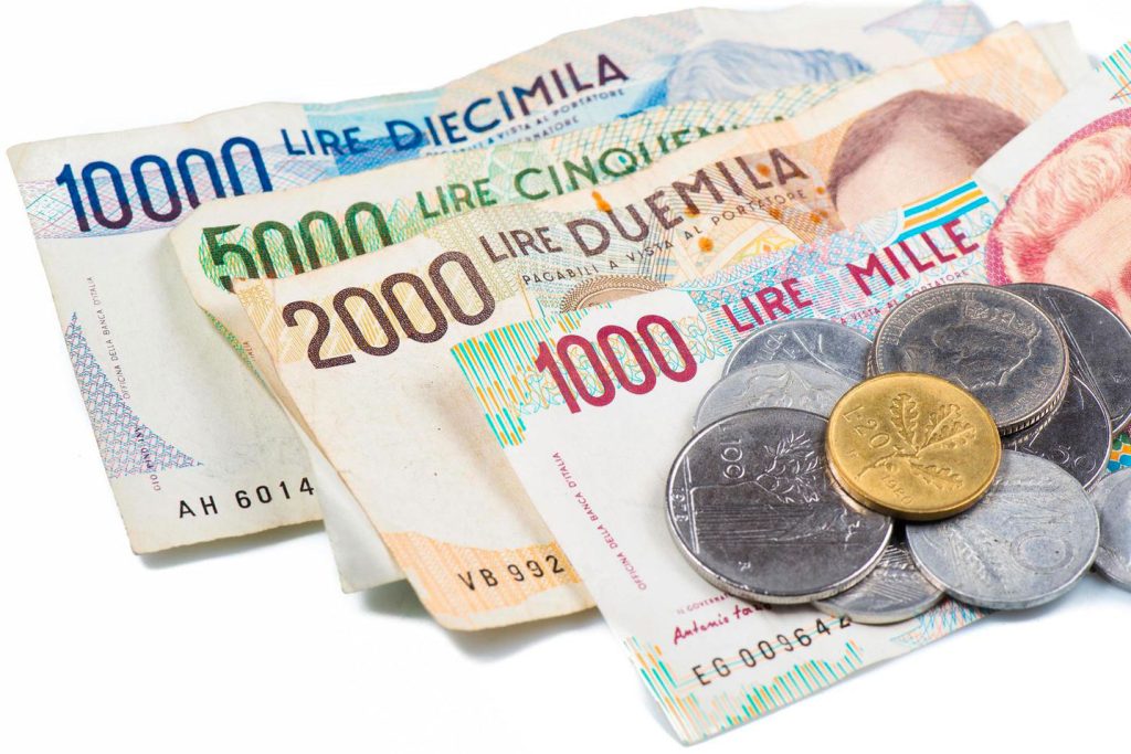 Banconote e monete di lire italiane degli anni ’90, simbolo dei primi guadagni e delle difficoltà economiche di un emigrante rumeno a Milano.