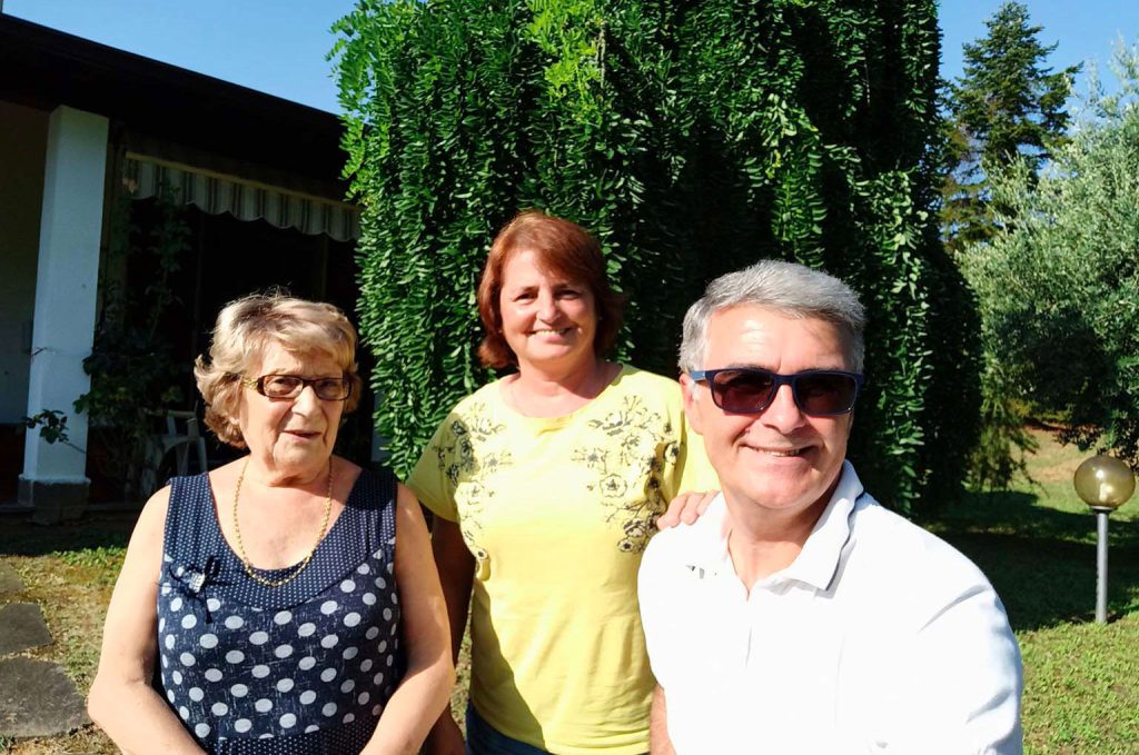 Emigrante clandestino in Italia ritratto insieme a persone incontrate durante i primi mesi di permanenza, simbolo di accoglienza e relazioni umane