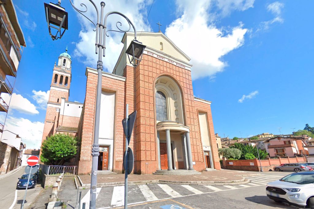 Chiesa e piazza di una città italiana osservate da un emigrante clandestino in Italia durante i primi giorni di smarrimento e orientamento