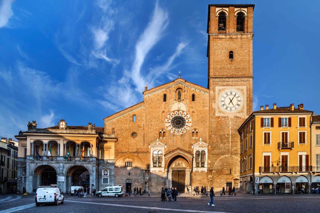 Vita da clandestino a Milano: la piazza centrale di Lodi, primo approdo fuori dalla stazione e dalle attese