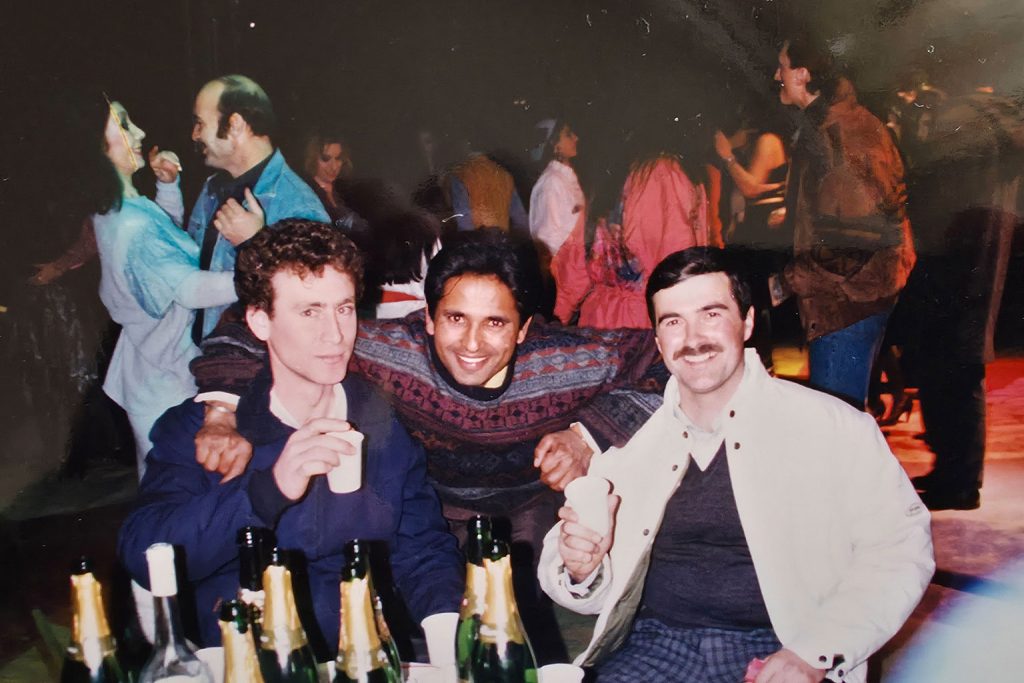 Festa di Capodanno 1992 in un tendone da circo a Milano, momento di vita condivisa nel percorso di ricostruirsi lontano da casa