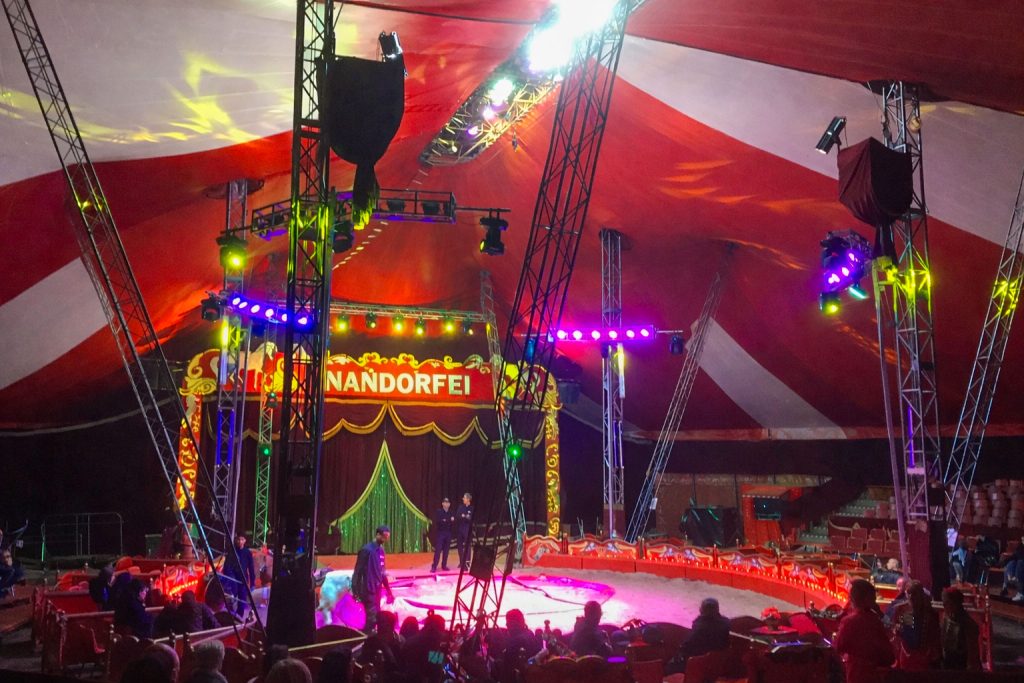 Interno del tendone del circo Nando Orfei in Italia negli anni 90, parte della storia di una famiglia rumena emigrata in Italia negli anni 90.
