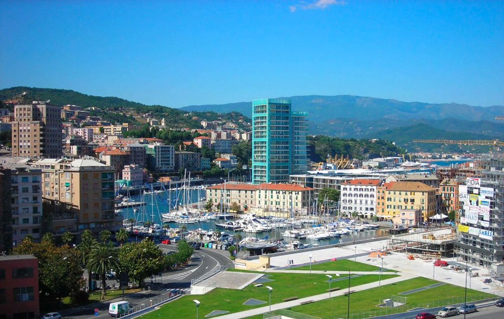 Panorama della città di Savona in Liguria, uno dei luoghi legati alla storia di una famiglia rumena emigrata in Italia negli anni 90.