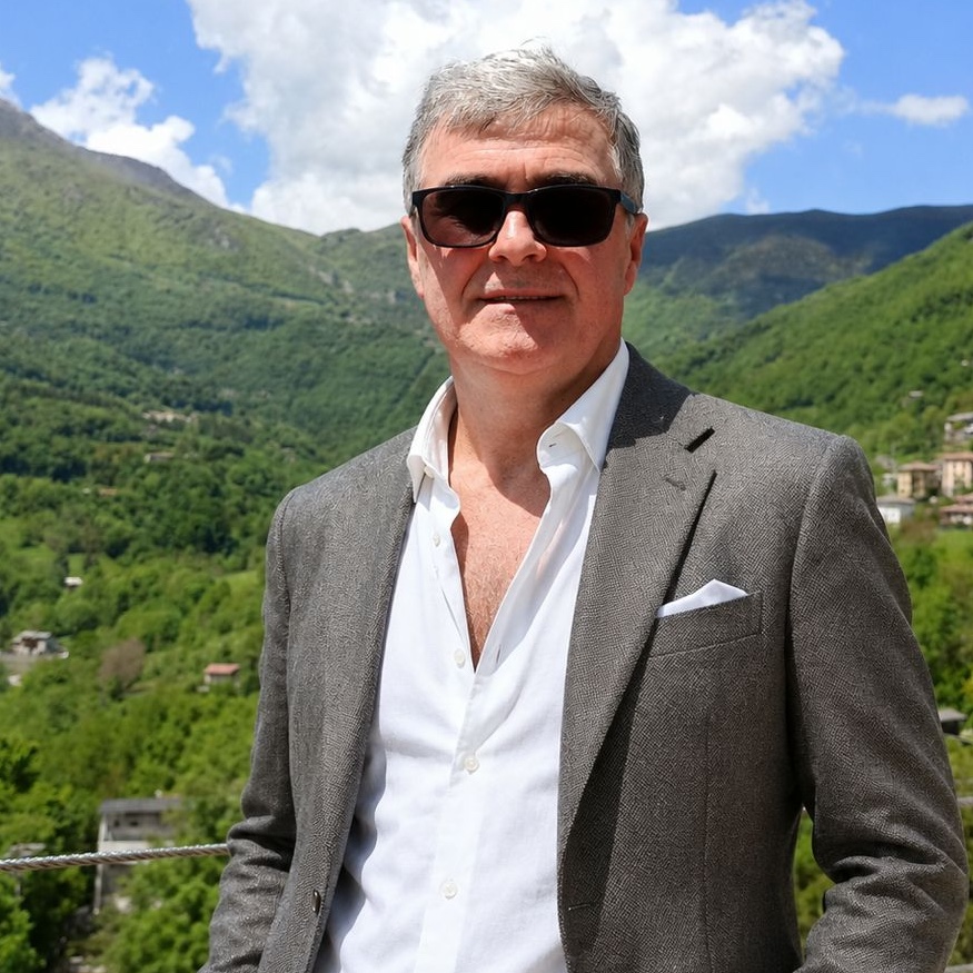Ioan Filip, emigrante rumeno in Italia, in un paesaggio di montagna