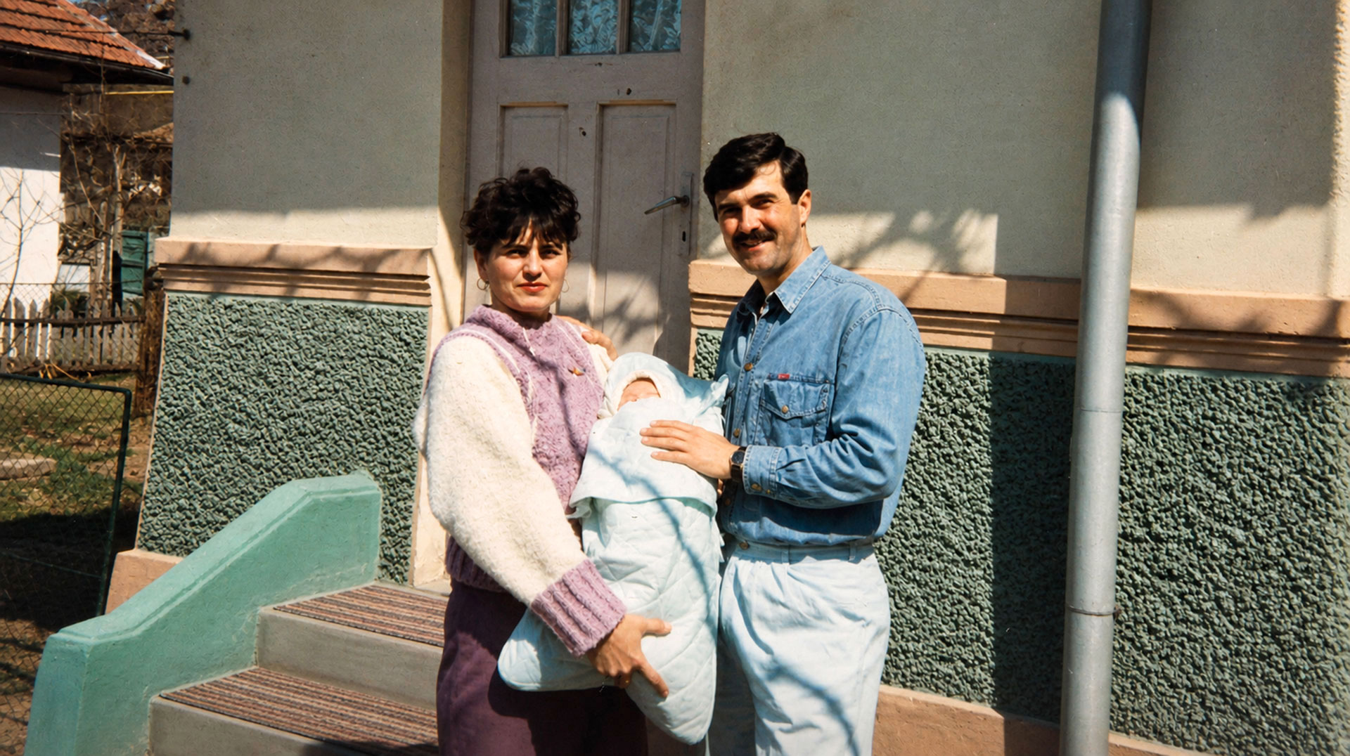 ritorno a casa dopo il parto quando nasce un figlio cambia tutto coppia con neonato davanti casa anni 90
