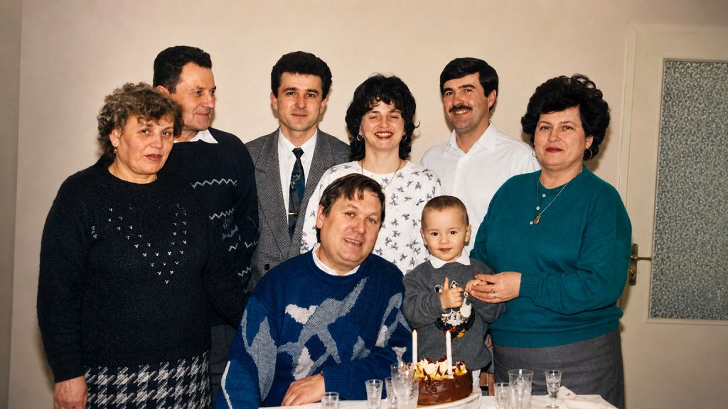Storia di emigrazione: Alex festeggia il suo secondo compleanno insieme ai genitori e ai familiari in Romania nel 1996