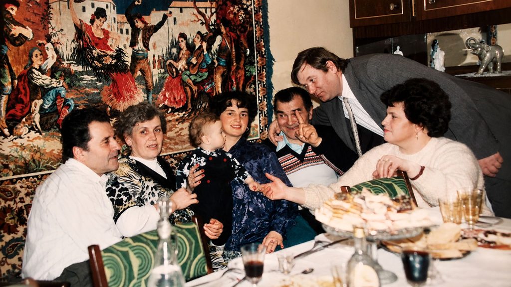 Storia di emigrazione: la famiglia festeggia il primo compleanno di Alex in Romania mentre il padre lavora in Italia