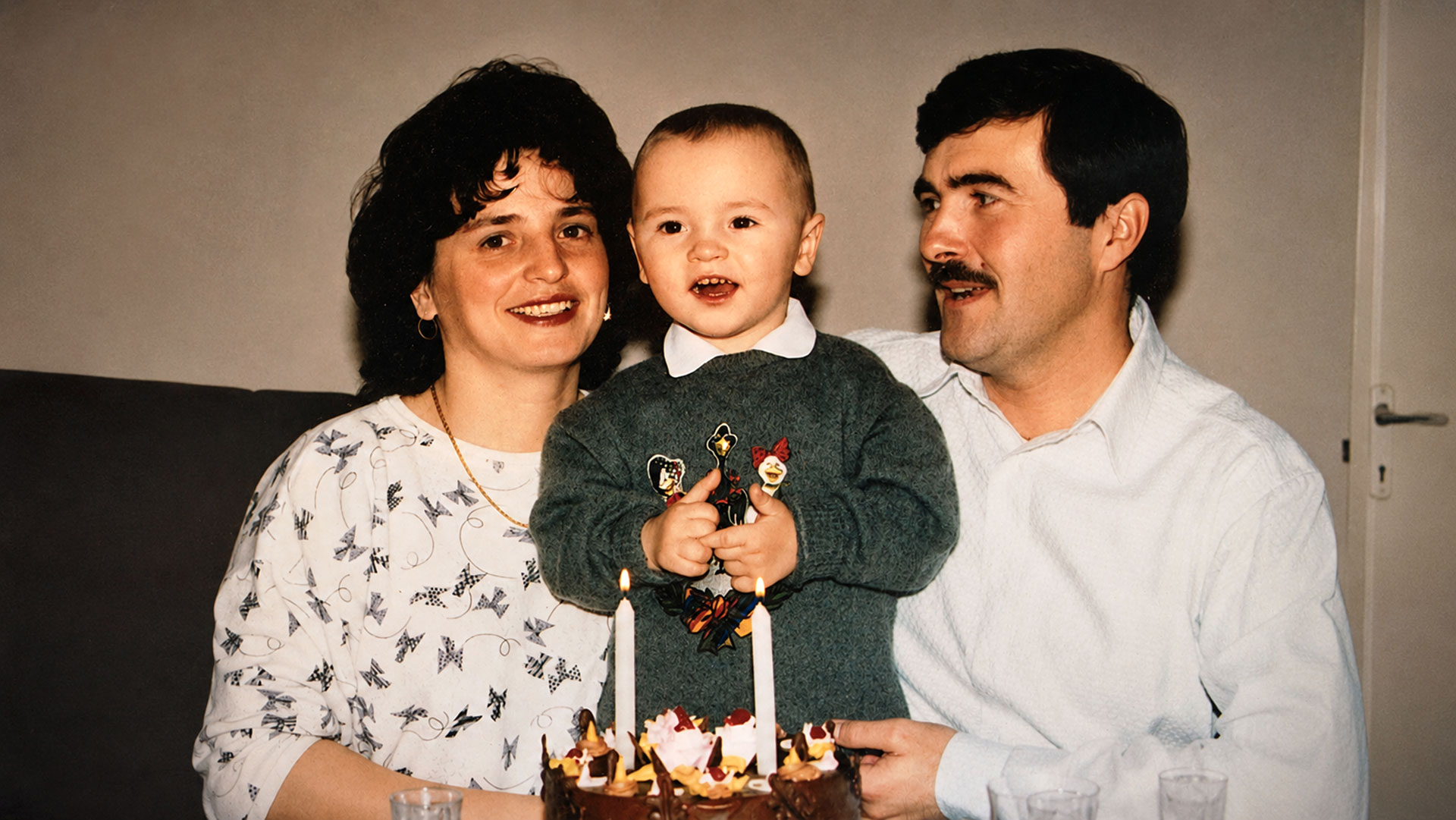 Storia di emigrazione – Il secondo compleanno di Alex Storia di emigrazione: Ioan, Mirela e il piccolo Alex festeggiano il suo secondo compleanno in Romania nel gennaio 1996