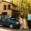 Famiglia di emigrati rumeni davanti alla loro prima auto mentre inizia a ricostruire una vita in Italia dopo il ricongiungimento familiare.