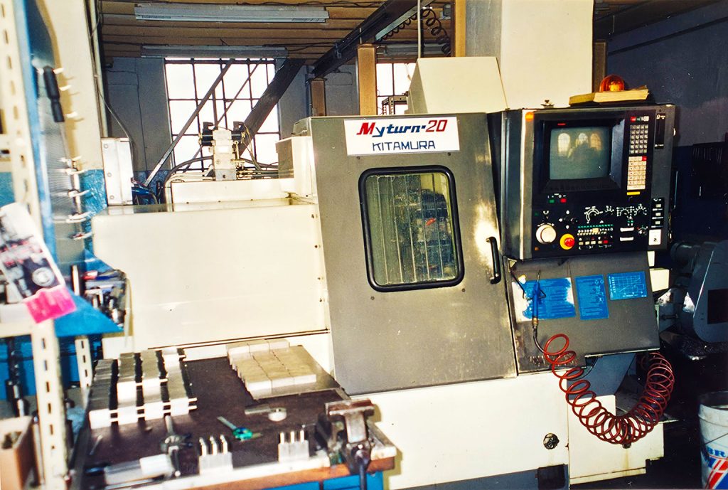 Il mio primo tornio CNC, utilizzato nel nuovo lavoro stabile in Italia mentre progettavamo di tornare a vivere in Romania.
