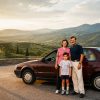 Vivere tra Italia e Romania: famiglia emigrata durante il viaggio estivo in auto verso la Romania