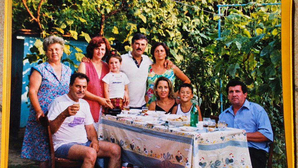 Vivere tra Italia e Romania: famiglia riunita durante le ferie in Romania nel 2001