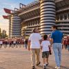 Mio padre in Italia con me e mio figlio mentre ci avviciniamo allo stadio di San Siro a Milano nel 2003